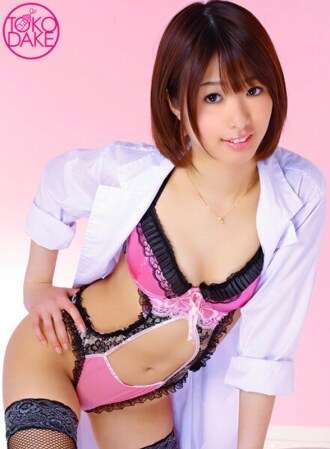 DV-1640 Une belle infirmière répond à la demande du patient avec des jeux anaux, des branlettes et des fellations ! D'abord, elle joue avec la queue du patient en lui léchant le cul, puis insère son doigt dans son cul. Ensuite, elle caresse son cul pendant qu'elle donne