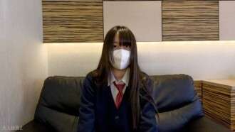 FC2-PPV-4633963 Hazuki (18) es una chica alta y delgada con pechos pequeños. La agaché mientras estaba de pie, le puse un dispositivo de succión en su interior y lo dejé ahí. También le penetré por el ano y le hice una garganta profunda, y luego entré en ella.