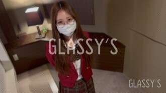 FC2-PPV-4665799 #16 与穿着校服戴眼镜的可爱 18 岁女孩中出做爱 │ GLASSY'S