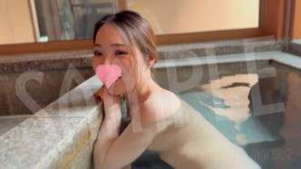 FC2-PPV-4668098 摄影师和凹版模特在温泉地偷拍了自己的镜头