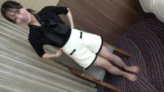 FC2-PPV-4673073 [SSS class] 一位受欢迎的播音员首次在公共场合炫耀她华丽的裸体身体。尽管她尴尬地把脸藏起来，但她的阴部还是很紧的。她希望阴道深处射精。