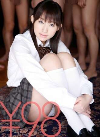 SERO-026 [Oferta especial] Mika-chan muestra sexo real frente a 10 chicos impopulares. Ella inserta su polla por detrás frente a ellos. Ella le pide a uno de ellos que abra el culo para mostrarle la conexión y su ano, luego empuja más y hace